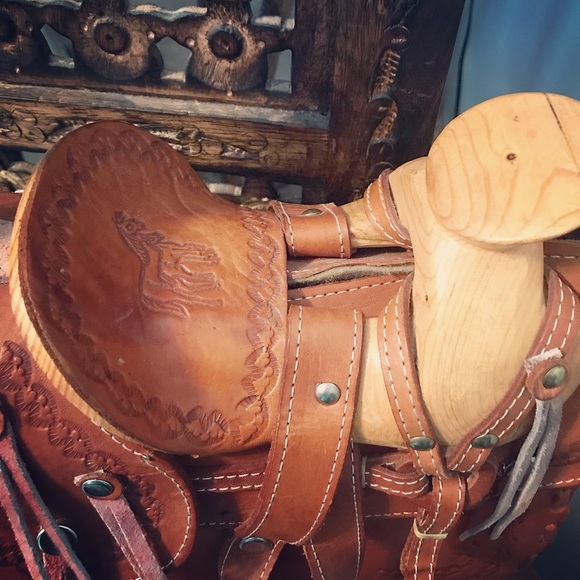 Handmade Vintage Tooled Leather Horse Saddle Bag - Picture 3 of 10